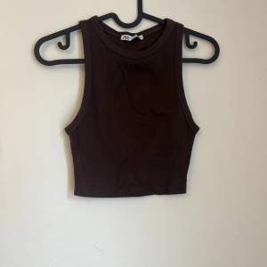 Cute dark brown tank from Zara with cropped fit 