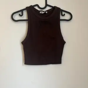 Cute dark brown tank from Zara with cropped fit 