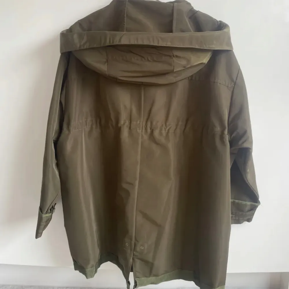 Moncler jacka kanppt använder dock den har ett litet fläck på luven kanppt synligt då de under luvan. Takit.