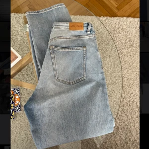 Ljusblå jeans Monki  - Säljer ljusa jeans i retrostil med hög midja och utan stretch. Byxorna har extra rörelsevidd i låren och raka ben som passar bra att vika upp. I storlek 28 är innerbenslängden 79 cm. Fint skick.  Storlek 29  Org. pris 400kr  Mitt pris 150kr