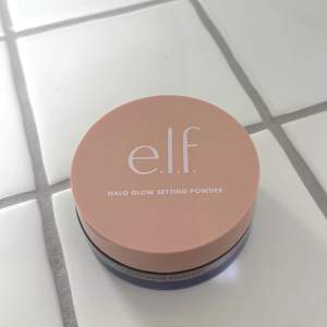 Säljer mitt elf halo glow setting powder då jag köpte fel färg och som nu ligger och inte används. Öppnad för att se färg. Som ny. 