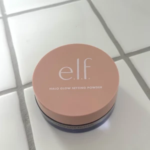Elf halo glow powder - Säljer mitt elf halo glow setting powder då jag köpte fel färg och som nu ligger och inte används. Öppnad för att se färg. Som ny. 