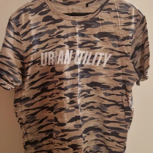Urban utility skate t-shirt  - Skonsamt andvänd. Inga hål eller liknande 