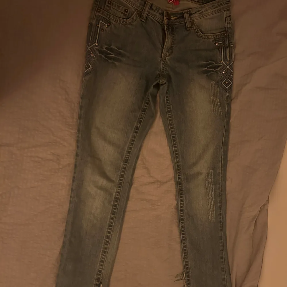 Design på fram och bakfickan, 39 cm tvärs över midjan och innerbenslängd 83 cm. Modellen på jeansen är straight men de har en slit längst ner  som gör att de ser ut som bootcut. Använd ”köp nu”!!!💗. Jeans & Byxor.