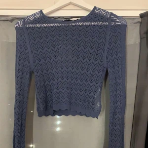 Spetstopp från Zara  - En fin spetstopp från Zara med långa ärmar som svänger ut, aldrig kommit till användning därav säjer jag den.