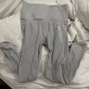 Träningstights från gymshark - Träningstights från gymshark, de är mer beige än grå, svårt att få fram färgen på bilden:)