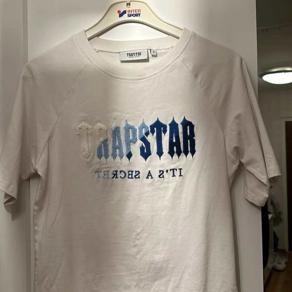  Trapstar T-shirt i storlek S! I perfekt skick och redo att bäras med stil. T-shirts.
