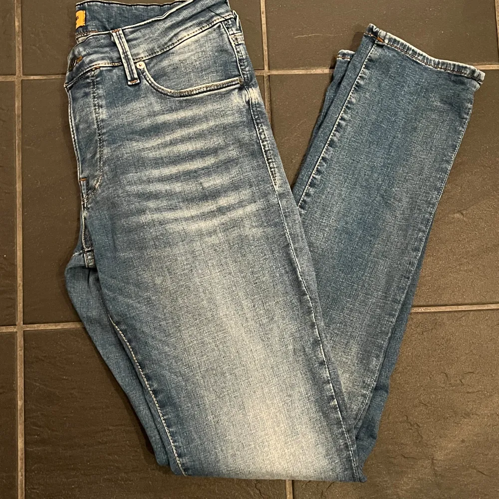 Säljer dessa sköna jeans som köptes i Göteborg i somras för 950kr, säljer nu för 350 då jag inte använder dom så mycket. Storlek 32:32. Perfekt för dig som vill ha ett par sköna jeans till sommaren. Kan gå ner i pris. Hör av er vid frågor:). Jeans & Byxor.