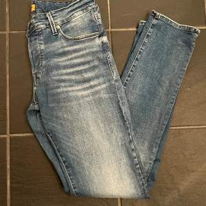 Säljer dessa sköna jeans som köptes i Göteborg i somras för 950kr, säljer nu för 350 då jag inte använder dom så mycket. Storlek 32:32. Perfekt för dig som vill ha ett par sköna jeans till sommaren. Kan gå ner i pris. Hör av er vid frågor:)