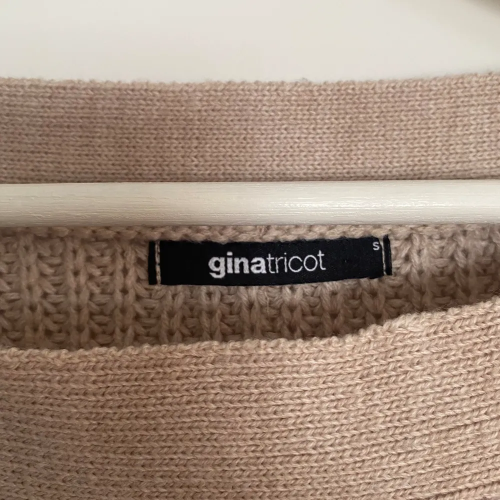 Beige stickad tröja från ginatricot i storlek S, fint skick💞. Stickat.