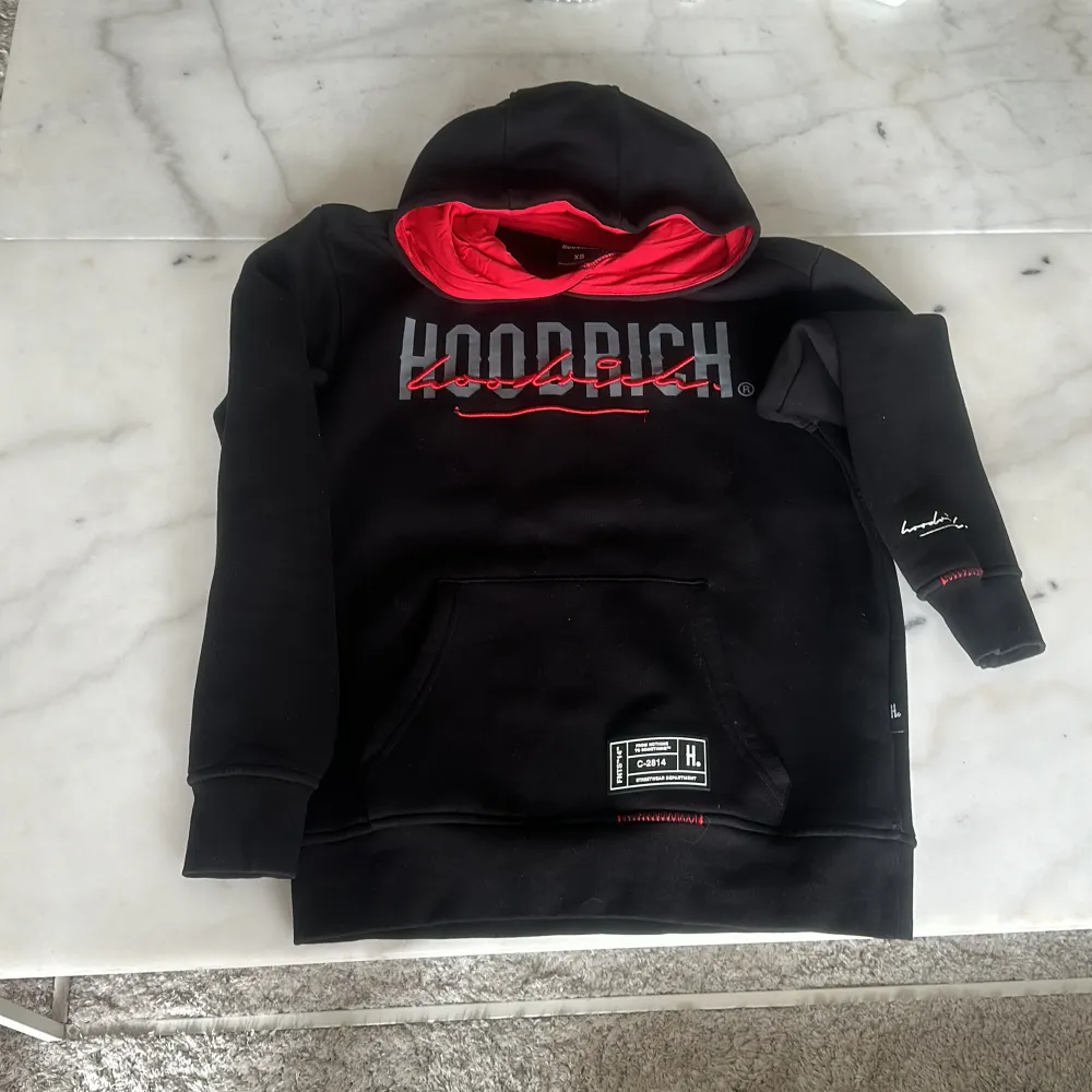 Säljer Hoodrich hoodie som jag har växt ut skick 9/10. Hoodies.