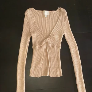 Stickad tröja - Helt oanvänd, stretchiga material.