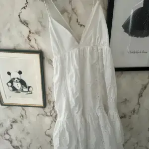 Zara klänning. Denna klänningen är ifrån 2022 men köptes från min kusin som knappt har använt den. Jag köpte den för 2 Månader sen (feb 2024). Säljer pga att den passar mig inte i min stil. Så den passar mig alltså på mig men inte stilen. Stolek S!