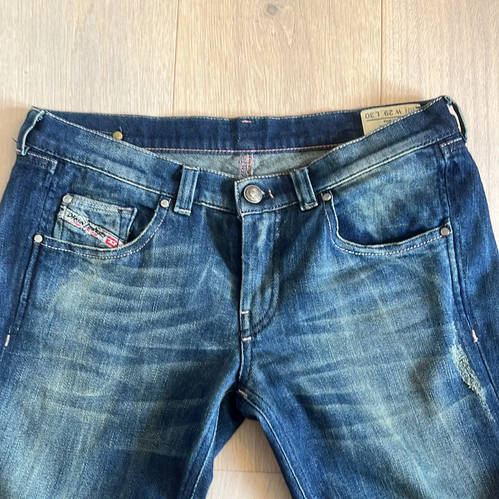 Superfina mörkblå lågmidjade diesel jeans i bra skick! Storleken är W29 L30 men skulle säga att de är rätt små i storleken. Midjemått: 77 cm, innerbenslängd: 77 cm. Skriv om du har fler frågor!🫶. Jeans & Byxor.
