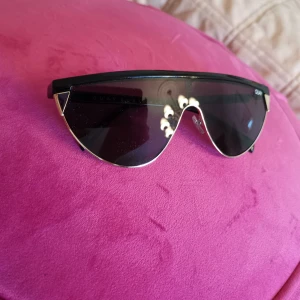 Solglasögon från Quay Australia - Snygga solglasögon från Quay Australia än känd märken som Jennifer Lopez är fan av och gör reklam för de. Helt Nya. 