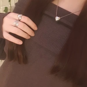 Off the shoulder tröja lila  - Super fin off the shoulder tröja i en lite mörkare lila färg💘💞 köpt second hand och använt fåtal gånger :)