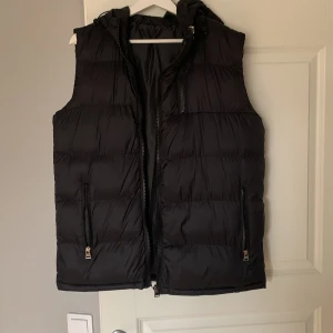 Väst från JD sports - Svart Väst i stl L Inte använd så mycket med det finns några små hål på ryggen ( se bild) Pris kan diskuteras 