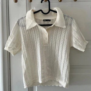 Stickad Topp - Fin skjort T-shirt från Zara i storlek S, aldrig använd.