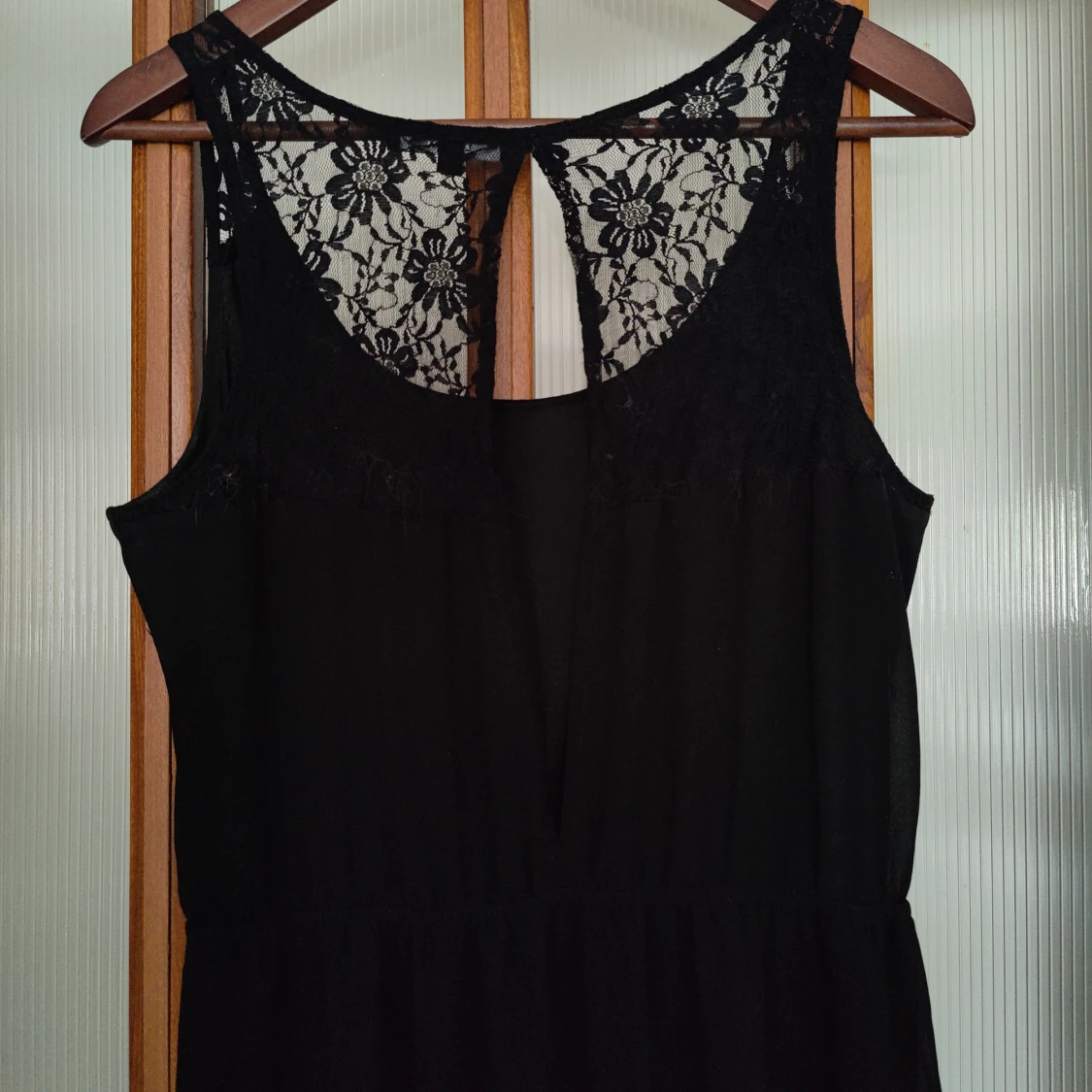 Svart klänning med spetsdetaljer Lindex - 90