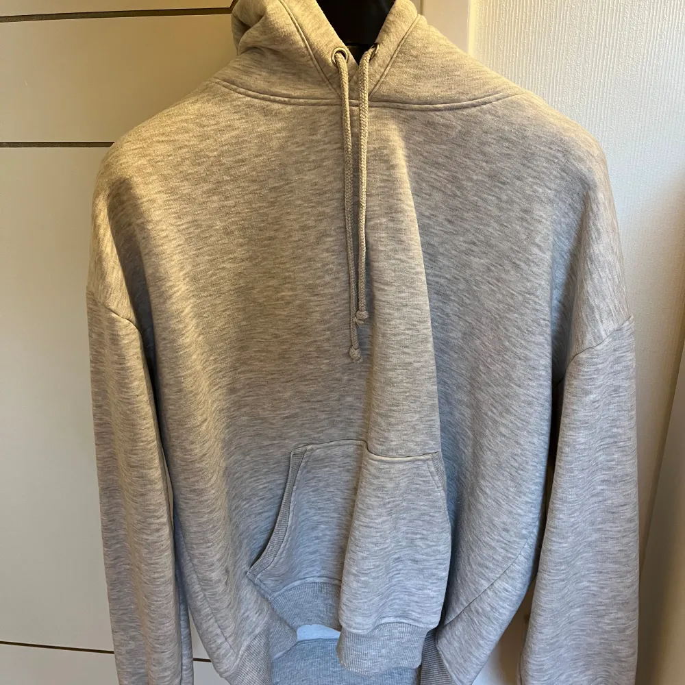Säljer denna ”Mega hoodie” från bikbok då den inte kommer till användning . Den  är endast använd fåtaliga gånger✨ Nypris: 400 kr. Hoodies.
