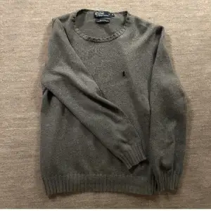 Säljer den här sjukt snygga, gråa, premium Ralph Lauren tröjan i storlek M.  100% exklusiv bomull, i bra skick och utan defekter. Skriv om minsta funderingar!🔥