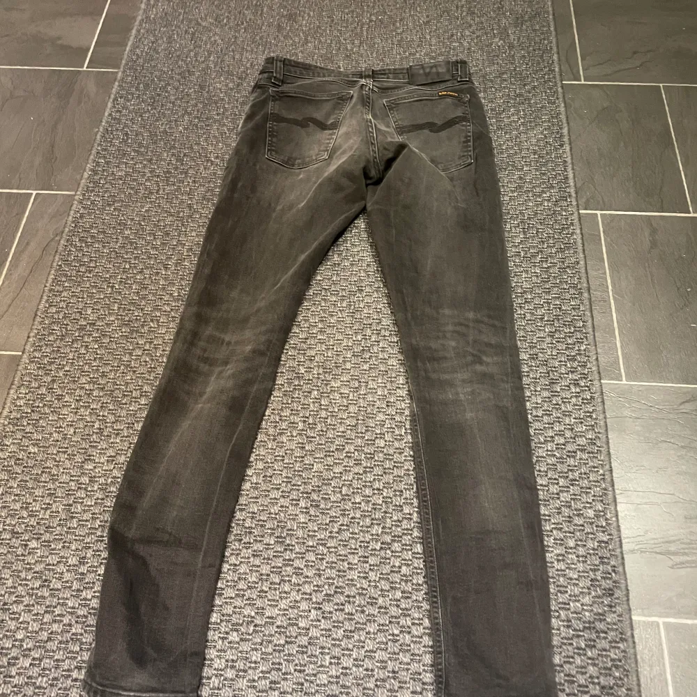 Riktigt feta nudie jeans i slim, 28/32. Fet slitning under knät. Tveka inte att skriva om ni har frågor mvh Axel . Jeans & Byxor.