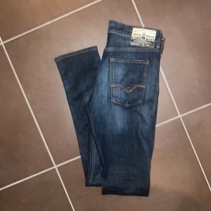 Blå replay jeans - Säljer nu dessa snygga replays då de inte längre passar mig. Skicket är 10/10 utan några deffekter och går att matcha med det mesta. Bara att skriva vid funderingar eller fler bilder.