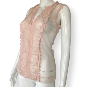 Genomskinlig Linne  - En genomskinligt linne med spets detaljer. Väldigt feminin och coquette! Står varken storlek eller märke. Tror passformen passar Small. Dockan använder X-Small. MÅTT: Axel till axel ~33cm, armhåla till armhåla 40cm, midjebredd ~35cm & längd ~61cm