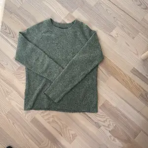  Jättefin grön stickad  tjock tröja från  VERO MODA Lite nopprig Original pris 250 Storlek S 