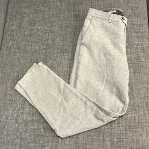 Oscar Jacobson kostymbyxor😍 - Hej, säljer dessa Oscar Jacobson kostymbyxor i färgen grå / Riktigt bra skick / storlek 48, passar mig som har 30-32 i midjestorlek / vid minsta fundering hör gärna av dig🙌