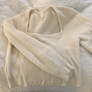 Stickad från HM - Stickad tröja från HM, aldrig använt!