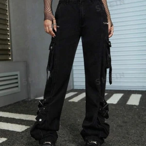 Coola byxor - Säljer ett par grunge/punk byxor från online butiken romwe som jag köpte för cirka 1 år sedan. Orginalpriset är 450kr, inga synliga defekter på de och dom är lite långa på mig som är 158. 