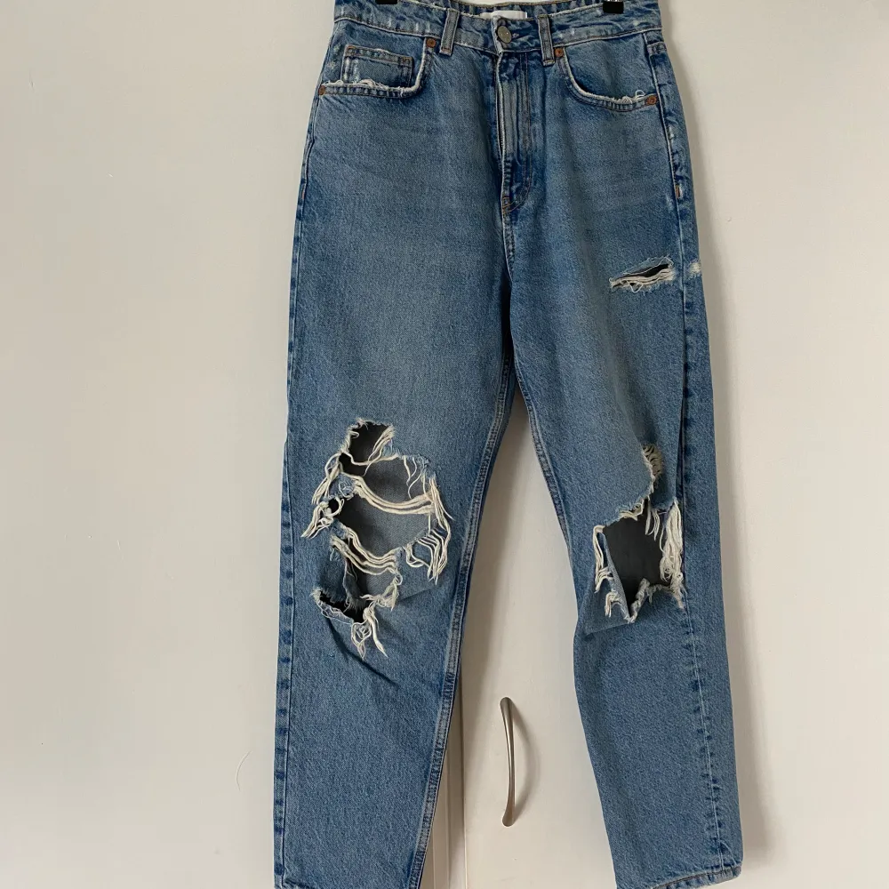 Supercoola jeans med slitningar från zara, dem är toppen skick men kommer tyvärr inte till användning och säljer dem därav💕 Nypris 359kr. Jeans & Byxor.