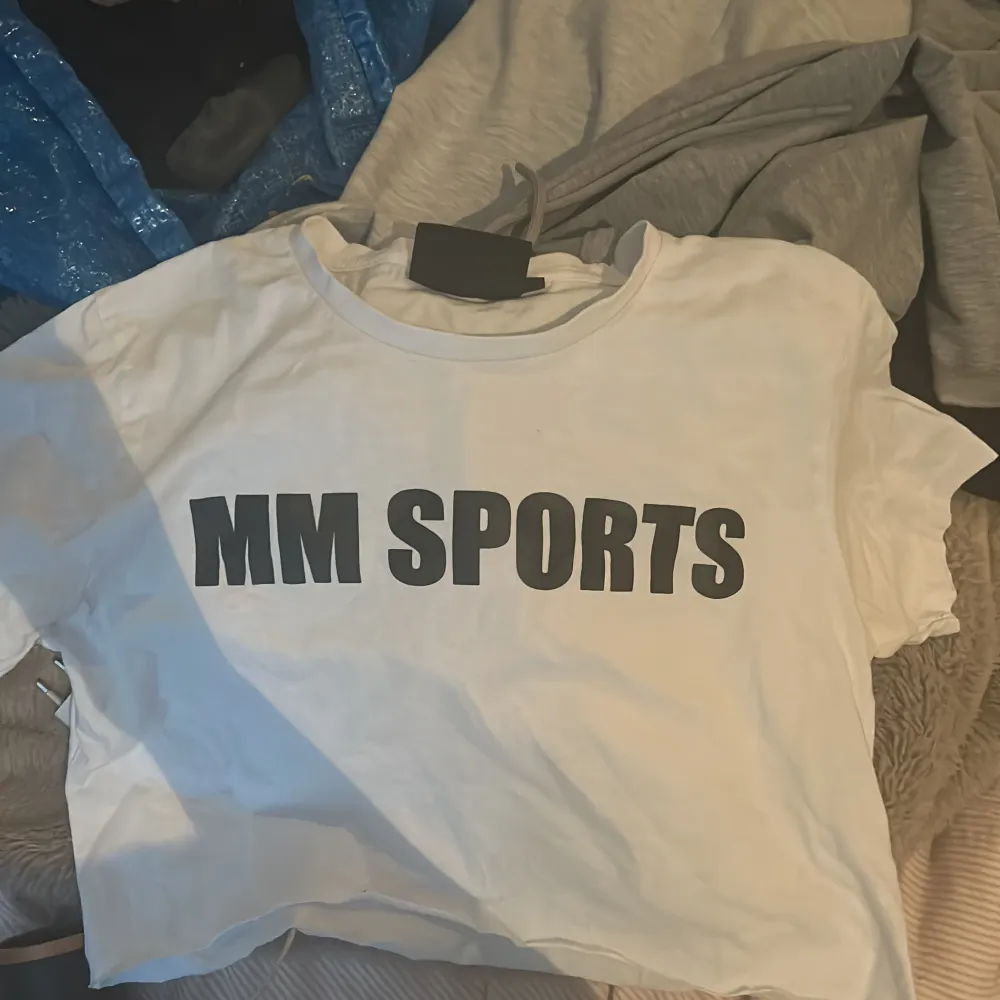 T-shirt från mm sports, croppad Bra skick💗. T-shirts.
