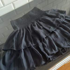 En svart smock kjol från Kappahl i storlek 170 men passar XS-S-M💕 Säljer pga kommer ej till användning💕