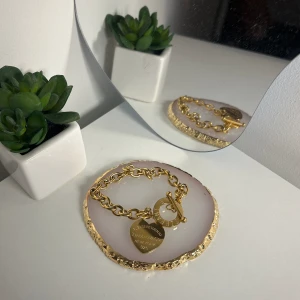 Tiffany & Co armband guld - Tiffany & Co - armband i guld. ALDRIG använd och är helt ny.