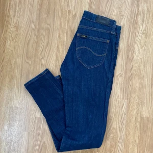 Lee scarlett 25/31 - Lee jeans, stl 25/31 i modellen Scarlett. Fint skick 