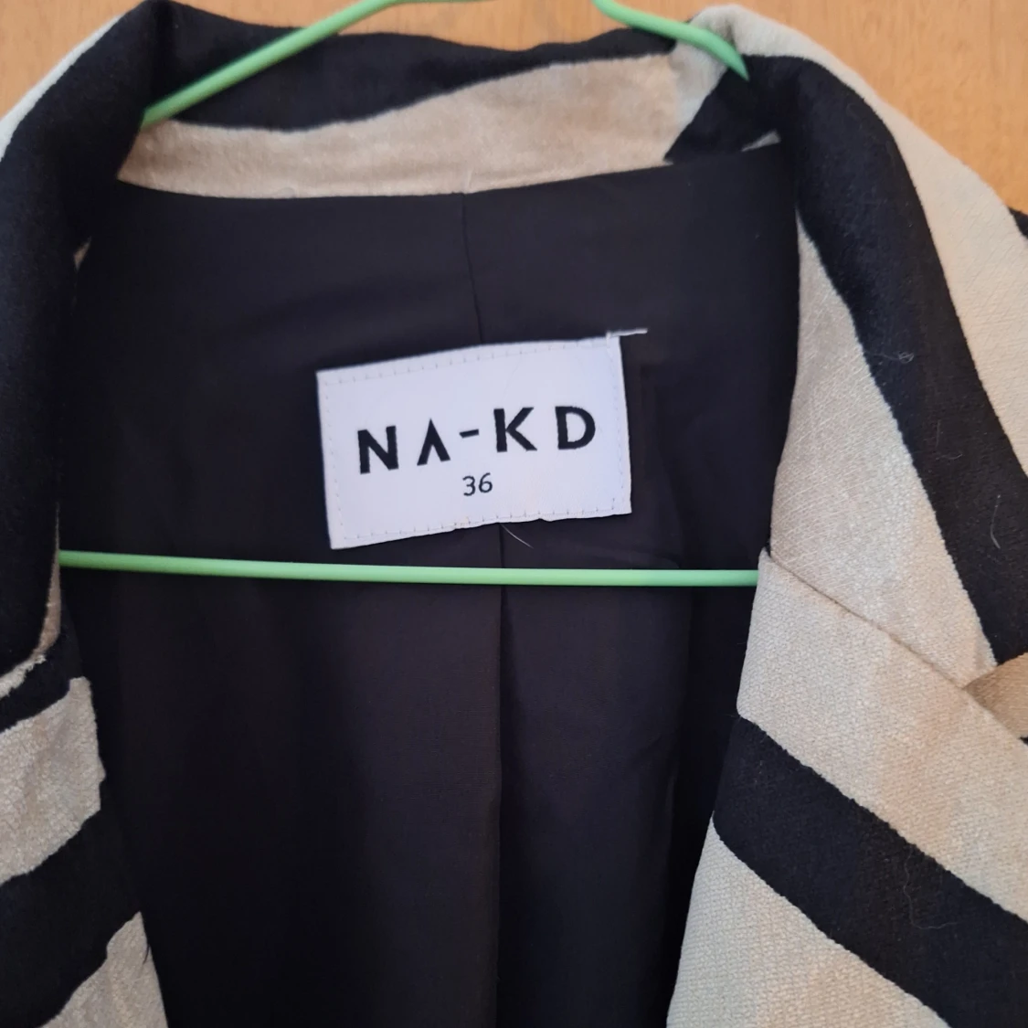 Mönstrad kappa jacka från NA-KD  - 92