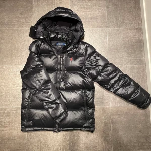 Polo Ralph lauren dunjacka, svart glossy - Sjukt snygg Ralph lauren jacka. Storlek S sitter perfekt! 