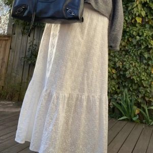 Vit långkjol - Vit långkjol från MQ med blommig struktur passar perfekt till sommaren. Använd max 5 ggr. Köpte för 599 och säljer för 299kr❤️ Fråga för fler bilder💓💓