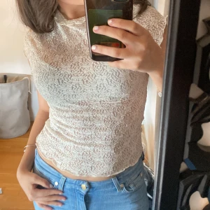 Spets toppp🤍 - Bra skick förutom lite fläckig runt halsen men inget som syns på! Säljer då den inte kommer till användning längre 🤍