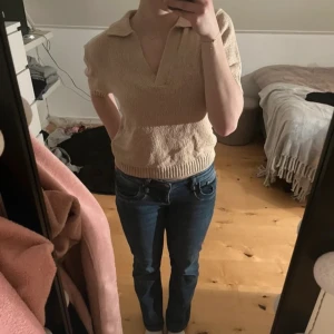 Söt topp från Lindex - Superfin topp från Lindex, helt ny med prislapp. Säljer då jag inte tycker den passar mig. Normal i storleken💕 Nypris: 399