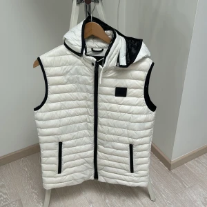 Moose Knuckle väst med avtagbar luva - Stolek M Skick - 9/10 Lite gul på insidan bara