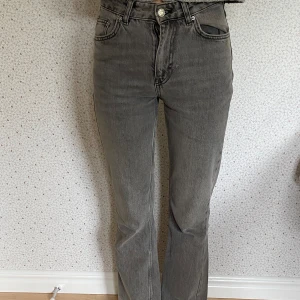 Jeans  - Säljer ett par Jenas från Gina Tricot då de blivit för små på mig. Jensen är använda ett fåtal gånger så som är i bra skick. Jeansen kan uppfattas som lite pösiga vid låren. 