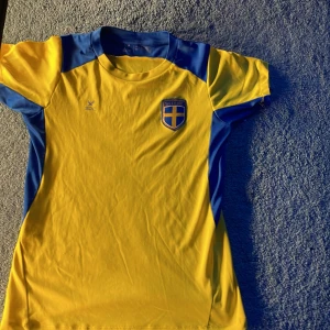 Jag har  - Säljer Sveriges tröja som har blivit för liten vill någon köpa 60 kr storlek 148-152