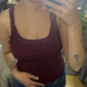 Topp linne från Åhléns  - Vinröd Topp/ linne från Åhléns i stolek M