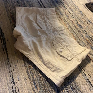 Lågmidjade Shorts  - Ett par jätte fina low waist shorts från Hm, passar nog Xs-S också M, men måtten står på bild 3-4😁 Fläck på rumpan men går 100% bort i tvätten, rätt säker på det. Skriv om ni har frågor eller tryck gärna på köp nu 💕 Pris kan alltid diskuteras 💕