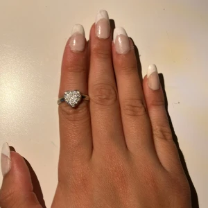 hjärtring - 🚨🚨kontakta innan köp🚨🚨glittrig hjärtring som jag inte använder längre🫶🏼