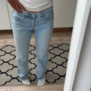 Jeans - Straight Lågmidjade jeans i storlek 36 från Stradivarius❣️🥂