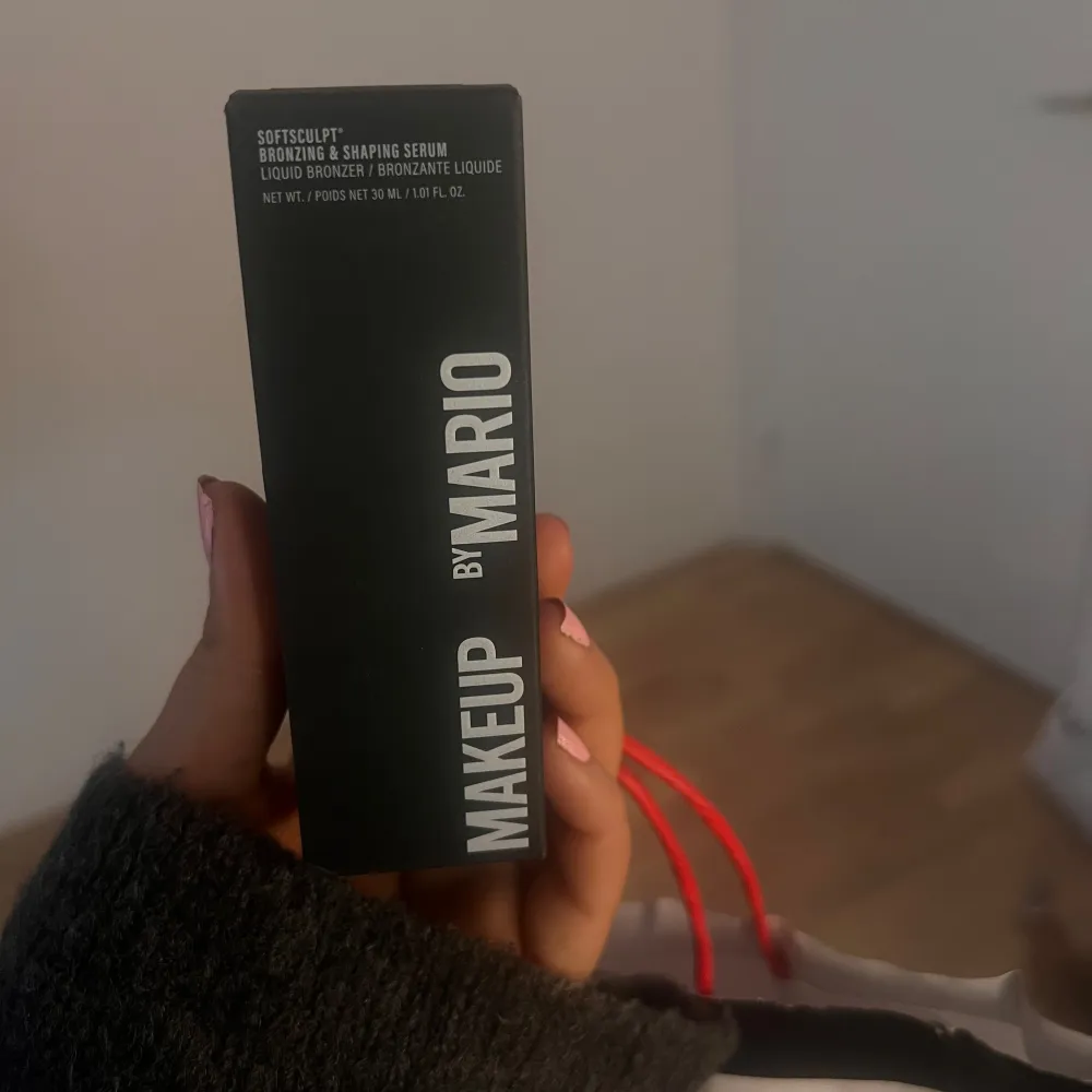 Jag säljer en Makeup By Mario sculpting bronzingserum i färgen MEDIUM DARK. Råkade köpa fel produkt så den är helt orörd (inte ens öppnat paketet). Skulle lämna tillbaka men kunde inte då den inte är plomberad så jag säljer den för billigare pris :). Skönhet.